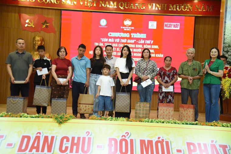 Tri ân các gia đình thương binh liệt sĩ với 500 phần quà trong Chương trình "Còn mãi với thời gian" ảnh 7