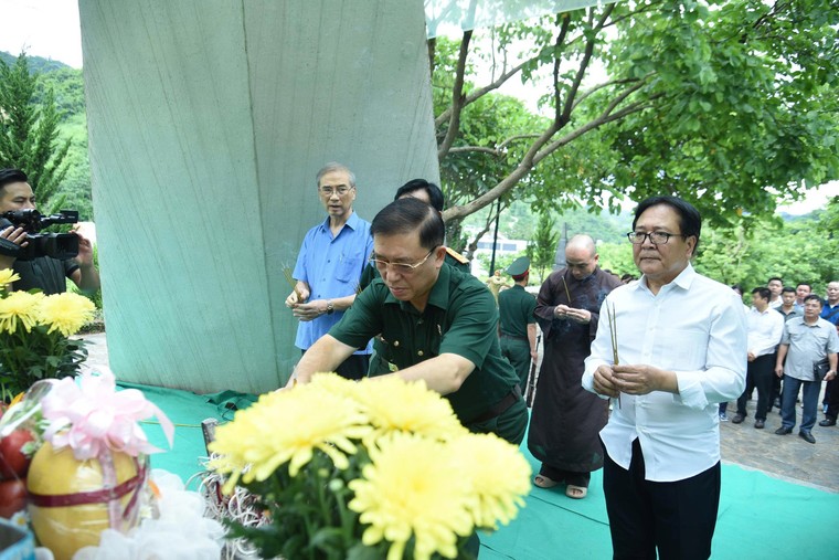 Tri ân các gia đình thương binh liệt sĩ với 500 phần quà trong Chương trình "Còn mãi với thời gian" ảnh 13