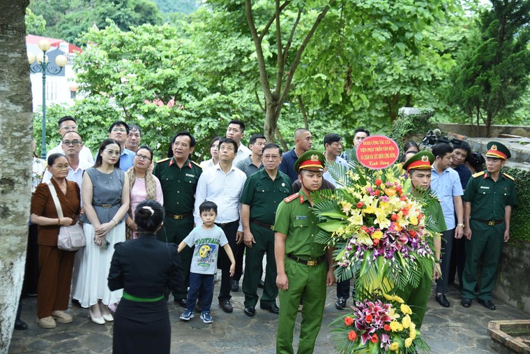 Tri ân các gia đình thương binh liệt sĩ với 500 phần quà trong Chương trình "Còn mãi với thời gian" ảnh 12