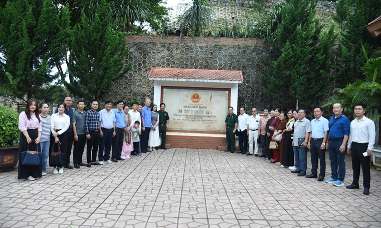 Tri ân các gia đình thương binh liệt sĩ với 500 phần quà trong Chương trình "Còn mãi với thời gian" ảnh 11
