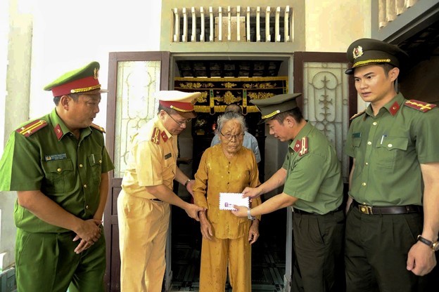 Công an tỉnh Quảng Trị phục chế và trao tặng ảnh liệt sĩ, tri ân các gia đình người có công với cách mạng ảnh 1