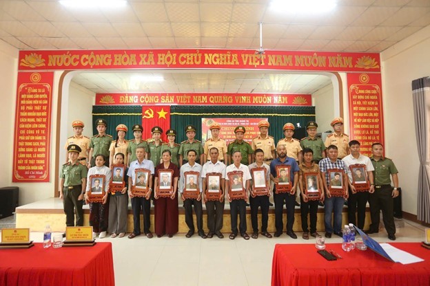 Công an tỉnh Quảng Trị phục chế và trao tặng ảnh liệt sĩ, tri ân các gia đình người có công với cách mạng ảnh 3