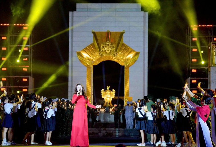 Lãnh đạo Đảng, Nhà nước dự Cầu truyền hình "Sao sáng dẫn đường" ảnh 2