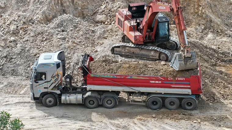 Huế: Xe tải chở đất cao vượt thành thùng, có dấu hiệu quá tải trên tuyến Dt7, tiềm ẩn nguy cơ mất an toàn giao thông ảnh 2
