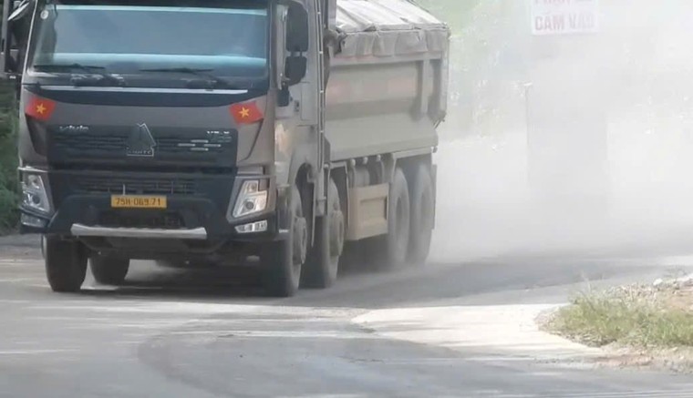 Huế: Xe tải chở đất cao vượt thành thùng, có dấu hiệu quá tải trên tuyến Dt7, tiềm ẩn nguy cơ mất an toàn giao thông ảnh 3