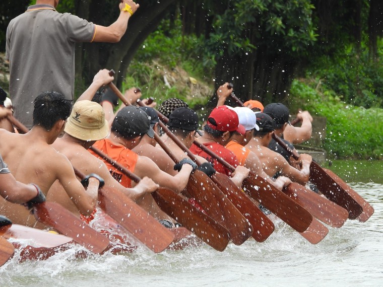 Về quê hương Đại tướng Võ Nguyên Giáp xem lễ hội đua, bơi thuyền trên sông Kiến Giang ảnh 1