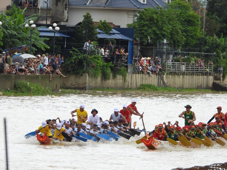 Về quê hương Đại tướng Võ Nguyên Giáp xem lễ hội đua, bơi thuyền trên sông Kiến Giang ảnh 2