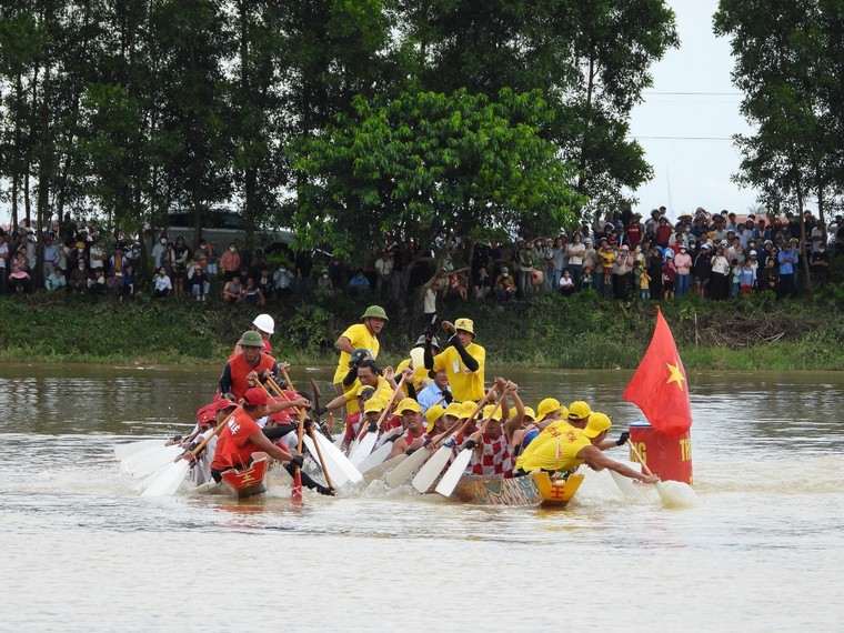 Về quê hương Đại tướng Võ Nguyên Giáp xem lễ hội đua, bơi thuyền trên sông Kiến Giang ảnh 3