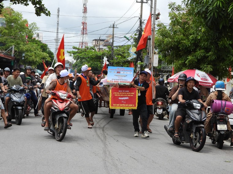 Về quê hương Đại tướng Võ Nguyên Giáp xem lễ hội đua, bơi thuyền trên sông Kiến Giang ảnh 5