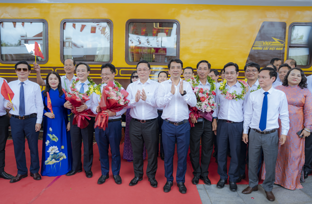 Khai trương đoàn tàu di sản “Phong Nha – Cố đô Huế”, kết nối hai trung tâm du lịch miền Trung ảnh 4