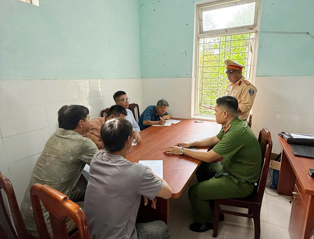 Huế: Xử lý 371 trường hợp vi phạm, tuyên truyền văn hóa chấp hành pháp luật trong hoạt động vận tải cho lái xe, chủ xe ảnh 3
