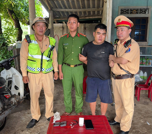 Quảng Trị: Tổng kiểm soát xe vận tải, phát hiện tài xế dương tính với ma túy và 4 viên thuốc nghi ma túy ảnh 1