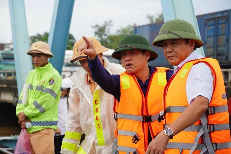 Quảng Trị: Khẩn trương xử lý 3 sà lan mắc kẹt tại cầu Mỹ Chánh ảnh 2