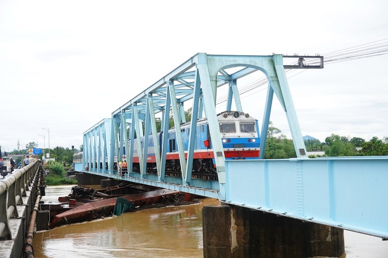 Quảng Trị: Khẩn trương xử lý 3 sà lan mắc kẹt tại cầu Mỹ Chánh ảnh 1