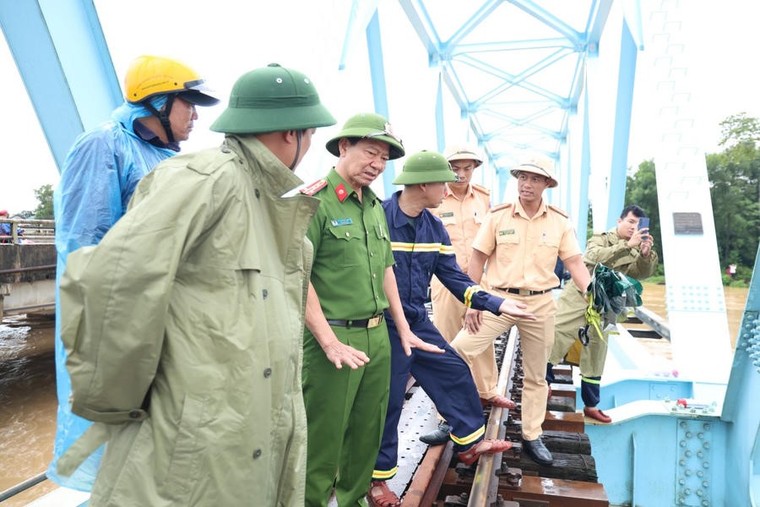 Quảng Trị: Khẩn trương xử lý 3 sà lan mắc kẹt tại cầu Mỹ Chánh ảnh 3