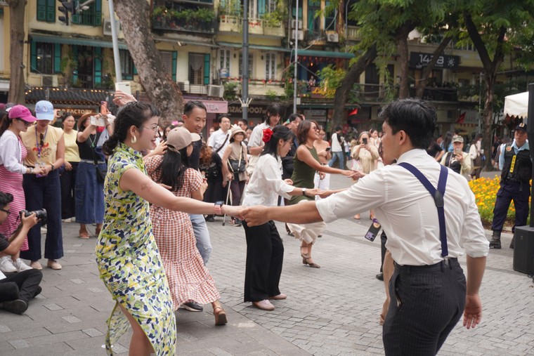 Cháy hết mình cùng Street Jazz tại phố đi bộ Hồ Gươm ảnh 1