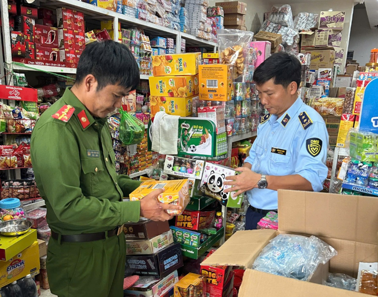 Quảng Trị: Phát hiện hơn 460 sản phẩm thực phẩm nhập lậu tại 2 hộ kinh doanh ảnh 1