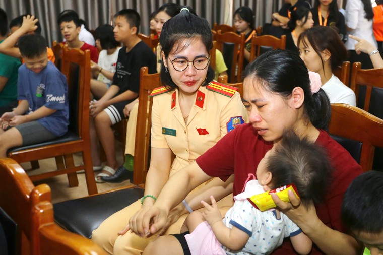 Ấm áp những món quà Trung thu của nữ chiến sĩ Công an Thủ đô ảnh 1