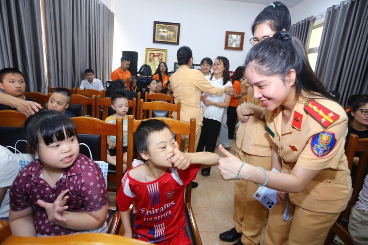 Ấm áp những món quà Trung thu của nữ chiến sĩ Công an Thủ đô ảnh 5