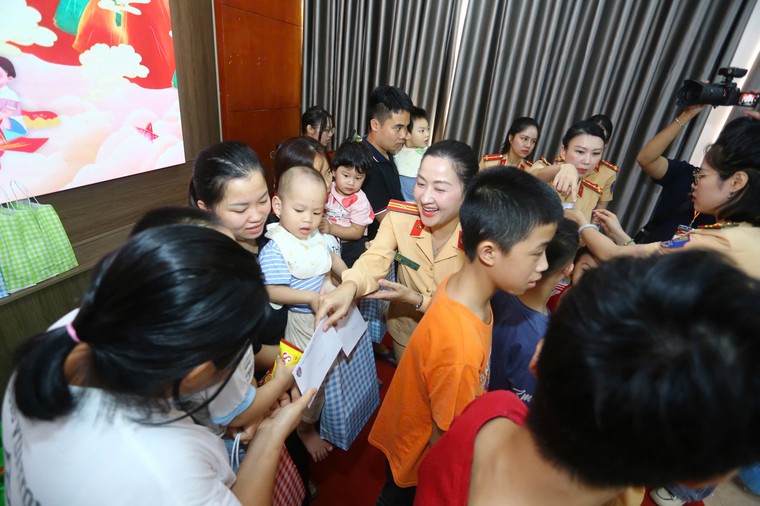 Ấm áp những món quà Trung thu của nữ chiến sĩ Công an Thủ đô ảnh 2