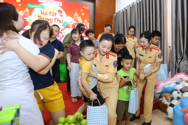 Ấm áp những món quà Trung thu của nữ chiến sĩ Công an Thủ đô ảnh 3