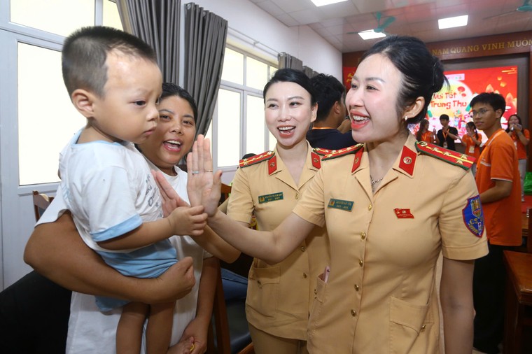 Ấm áp những món quà Trung thu của nữ chiến sĩ Công an Thủ đô ảnh 4