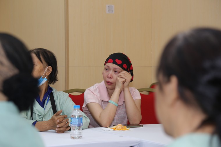 Những giọt nước mắt hạnh phúc giữa hành trình chiến đấu với bệnh tật ảnh 2