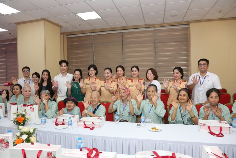 Những giọt nước mắt hạnh phúc giữa hành trình chiến đấu với bệnh tật ảnh 3