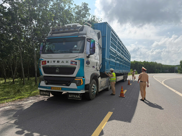 Quảng Trị mở cao điểm xử lý xe quá khổ, quá tải, tự ý thay đổi kích thước thành thùng ảnh 1