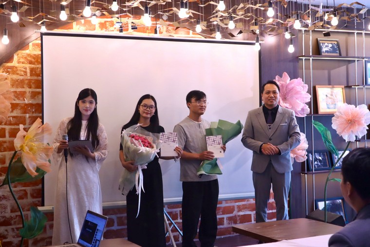 Gửi lời tri ân những người mẹ bằng ngôn ngữ hội họa qua triển lãm “Bầm ơi!” ảnh 1