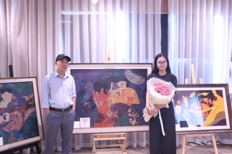 Gửi lời tri ân những người mẹ bằng ngôn ngữ hội họa qua triển lãm “Bầm ơi!” ảnh 4
