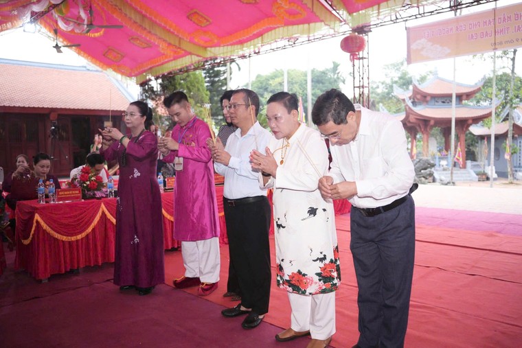 Lào Cai: Thực hành nghi lễ chầu văn tại Di tích quốc gia đền Cấm ảnh 1