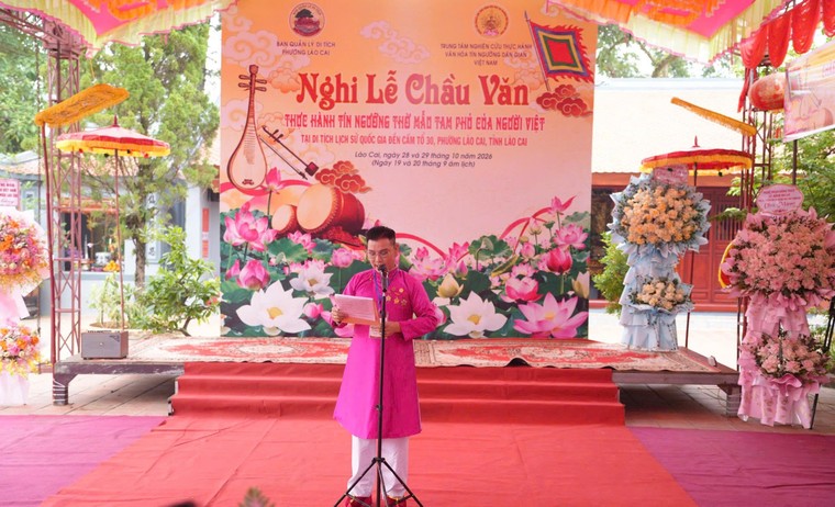 Lào Cai: Thực hành nghi lễ chầu văn tại Di tích quốc gia đền Cấm ảnh 3