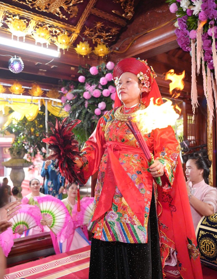 Lào Cai: Thực hành nghi lễ chầu văn tại Di tích quốc gia đền Cấm ảnh 5