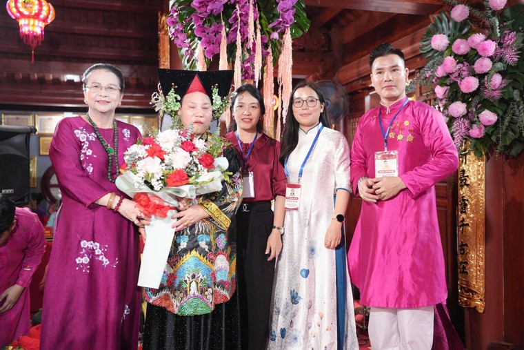 Lào Cai: Thực hành nghi lễ chầu văn tại Di tích quốc gia đền Cấm ảnh 6