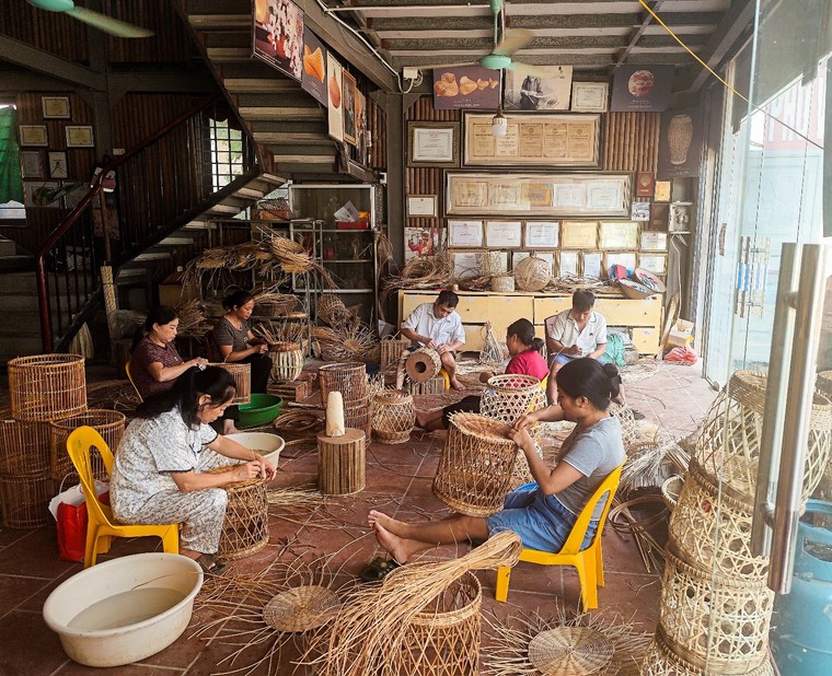 Một gia đình, nhiều thế hệ giữ nghề mây tre đan ảnh 1