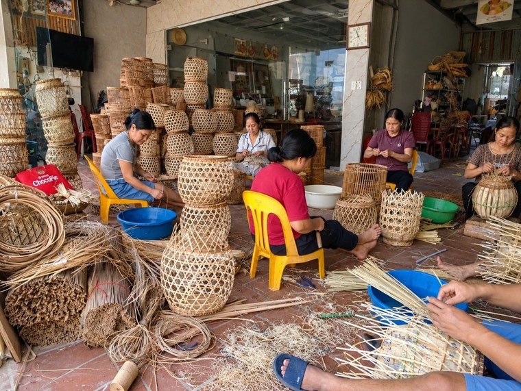 Một gia đình, nhiều thế hệ giữ nghề mây tre đan ảnh 2