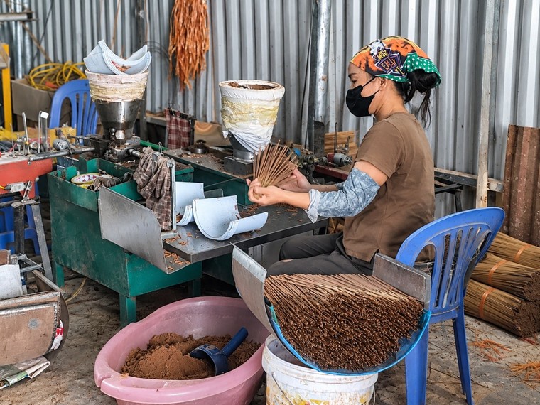 Từ sân phơi đến sàn thương mại điện tử: Quảng Phú Cầu tìm đường mới cho nghề hương ảnh 4