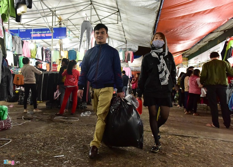 Chen chân mua đồ chống rét đêm lạnh 16 độ C ảnh 10