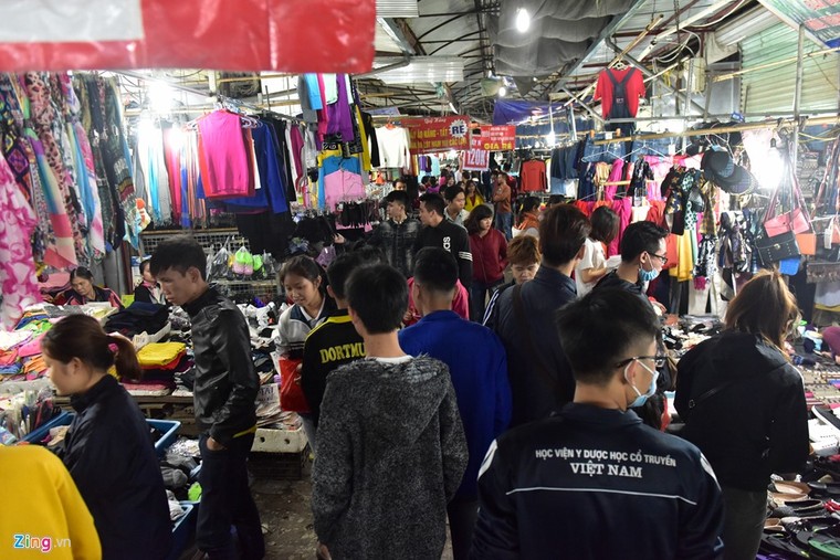 Chen chân mua đồ chống rét đêm lạnh 16 độ C ảnh 1