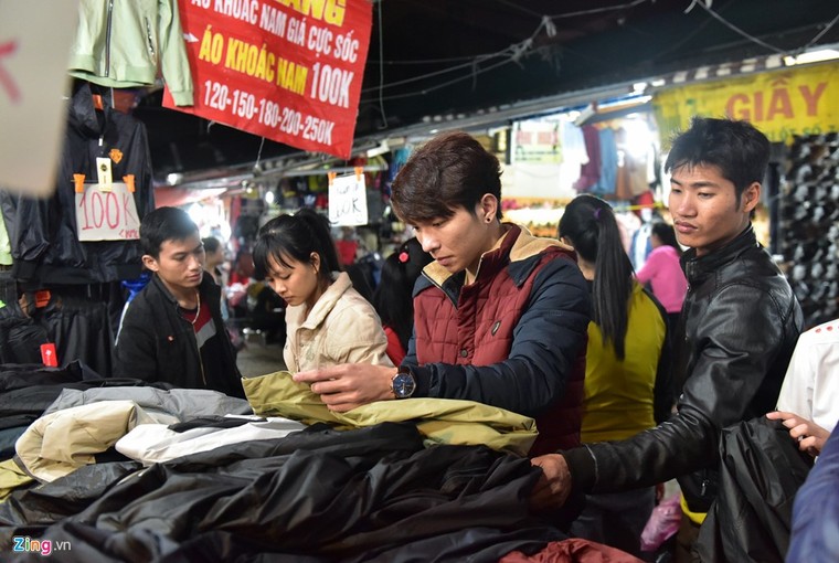 Chen chân mua đồ chống rét đêm lạnh 16 độ C ảnh 2