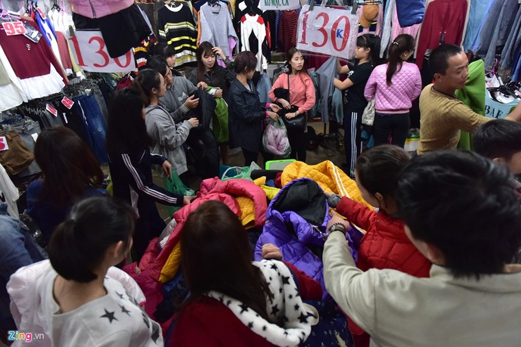 Chen chân mua đồ chống rét đêm lạnh 16 độ C ảnh 3