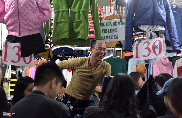 Chen chân mua đồ chống rét đêm lạnh 16 độ C ảnh 4