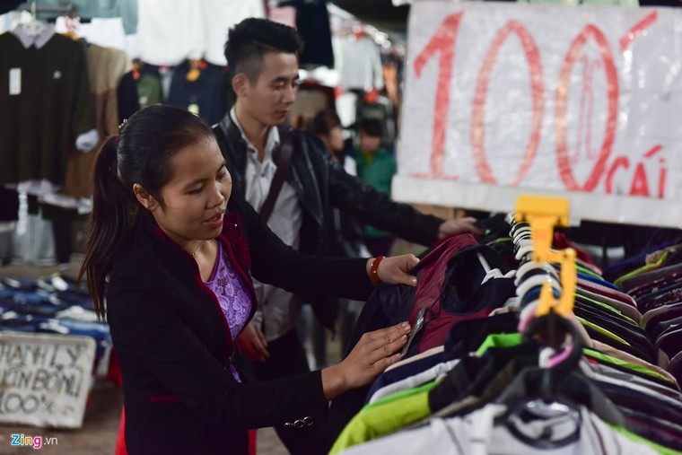 Chen chân mua đồ chống rét đêm lạnh 16 độ C ảnh 5