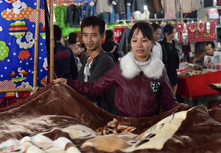 Chen chân mua đồ chống rét đêm lạnh 16 độ C ảnh 6