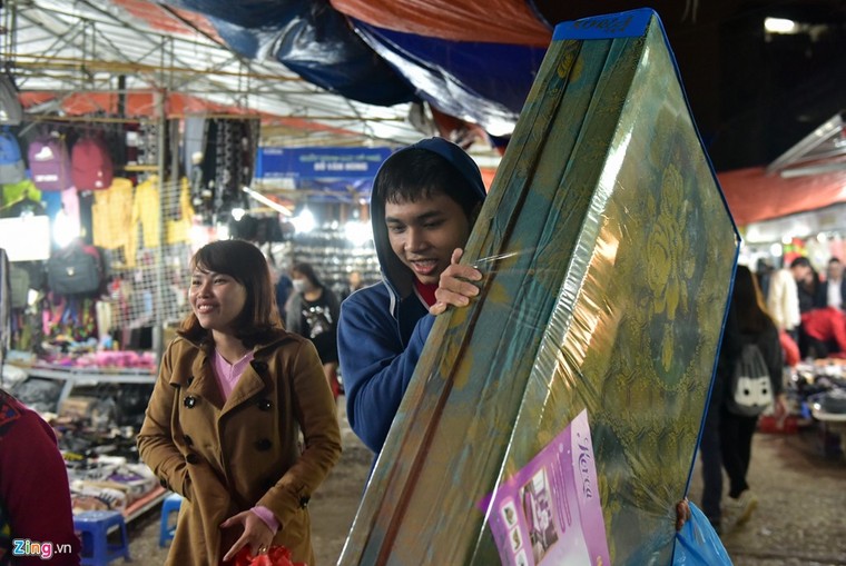 Chen chân mua đồ chống rét đêm lạnh 16 độ C ảnh 7