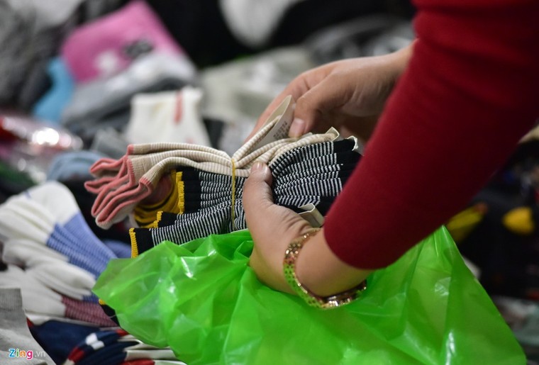 Chen chân mua đồ chống rét đêm lạnh 16 độ C ảnh 9