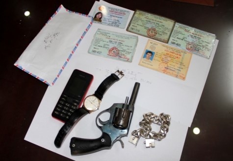 Cảnh sát hình sự khống chế kẻ găm súng, giấu ma túy ảnh 1