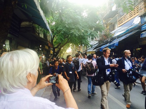 Hoàng tử Anh William uống cà phê trên phố cổ Hà Nội ảnh 1