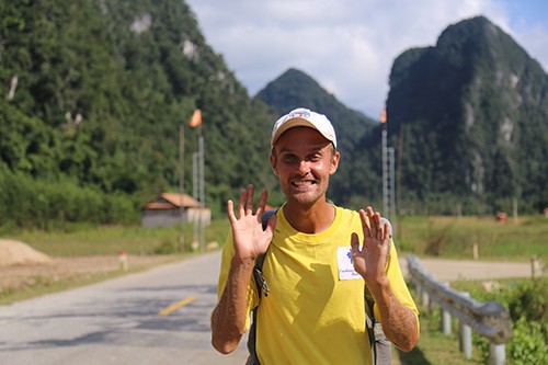 Anh Tây đi bộ khắp thế giới mê mẩn núi rừng Việt Nam ảnh 1